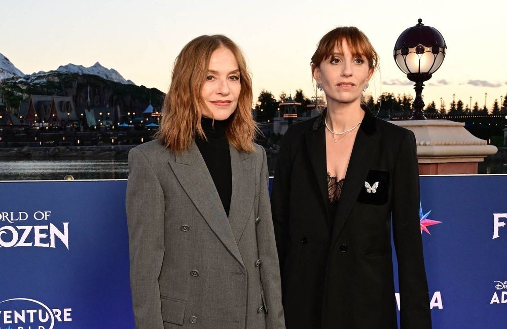 Isabelle Huppert et sa fille Lolita Chammah : elles nous donnent une leçon d’élégance sur le tapis rouge