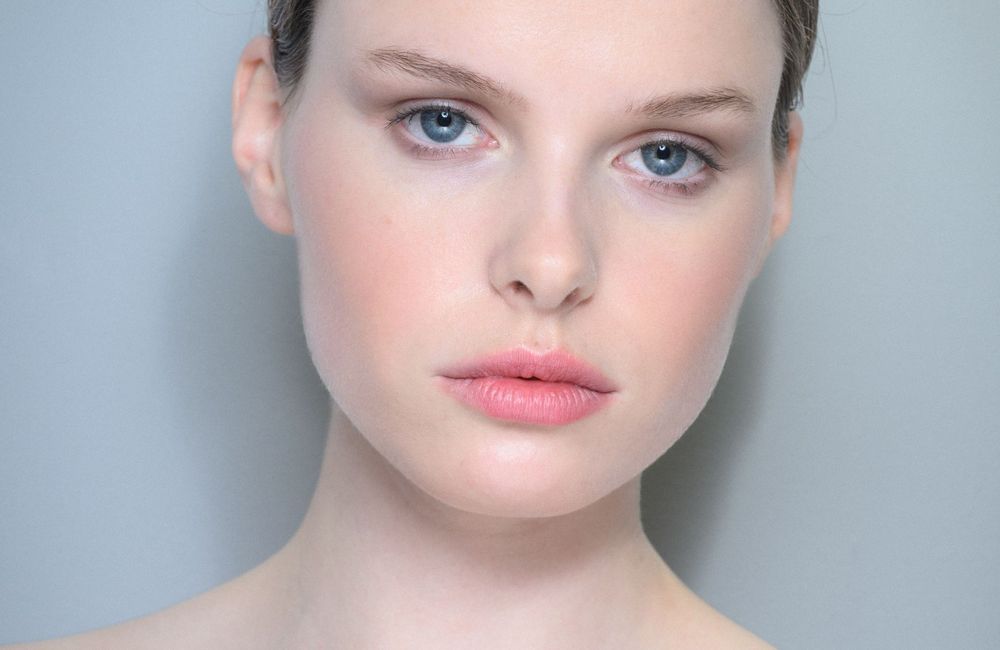 «skin frosting» : le secret pour dire adieu à la peau qui pèle en hiver selon une dermatologue