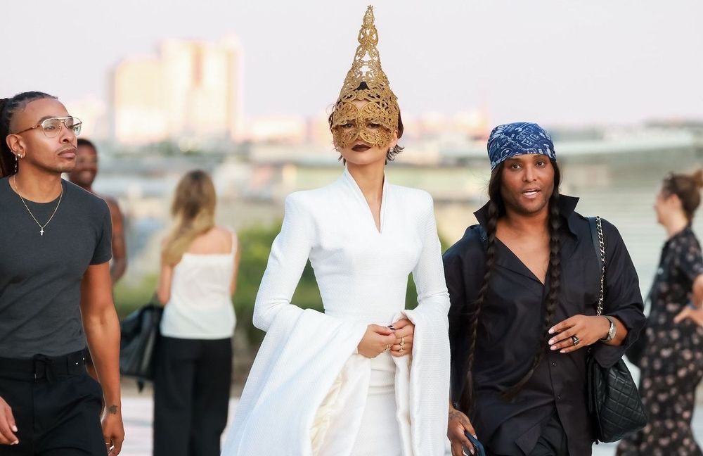 Pour l’avant-première parisienne de « L’Odyssée », Zendaya ose cet impressionnant masque Tour Eiffel