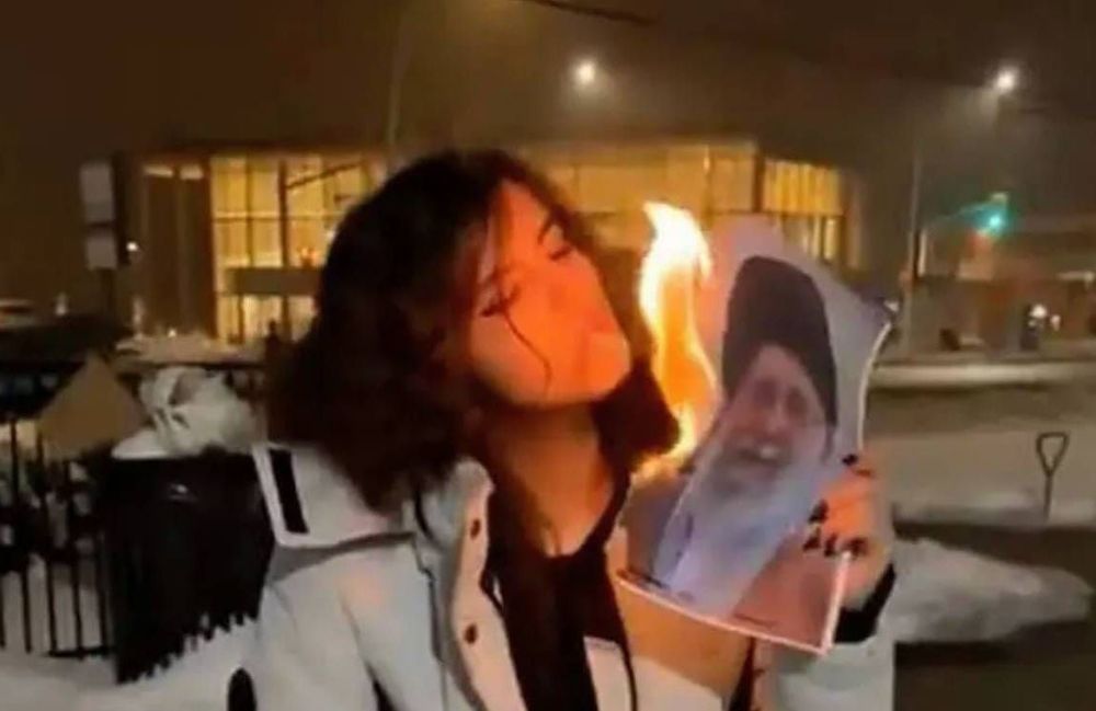 Qui est la jeune femme qui a brûlé le portrait du guide suprême iranien ?