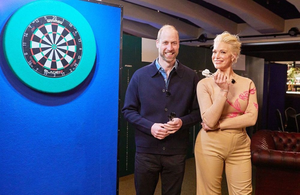 Le prince William s’offre une partie de fléchettes avec l’actrice Hannah Waddingham