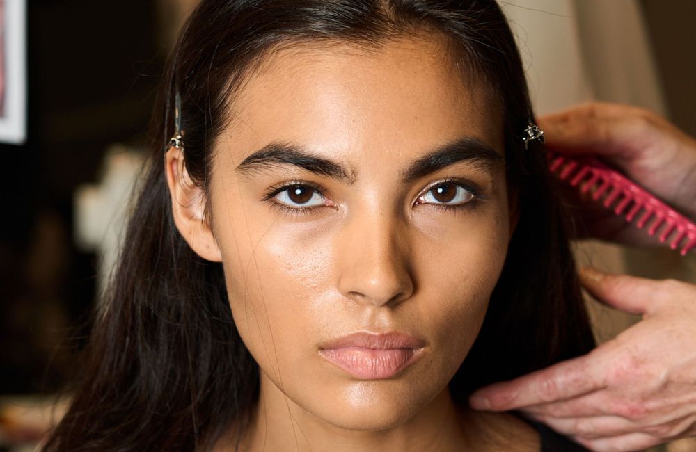 Un célèbre maquilleur dévoile sa technique pour afficher un teint ultra glowy