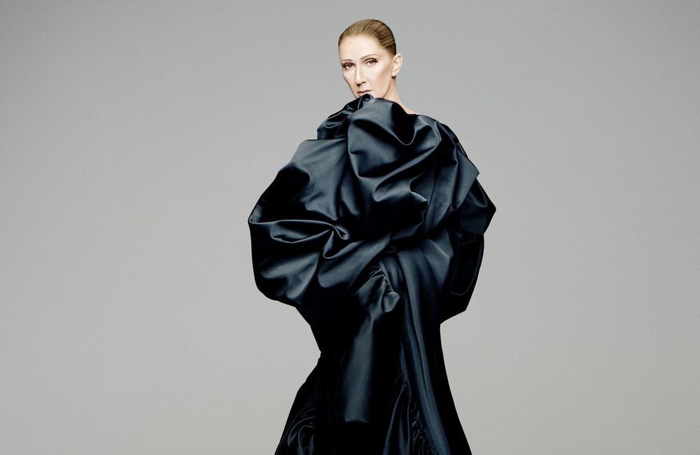 Céline Dion en smoking chic et robe de gala : son comeback mode pour les affiches de sa tournée