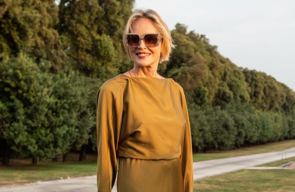 Sharon Stone, 67 ans, divine en robe cintrée et satinée à Naples