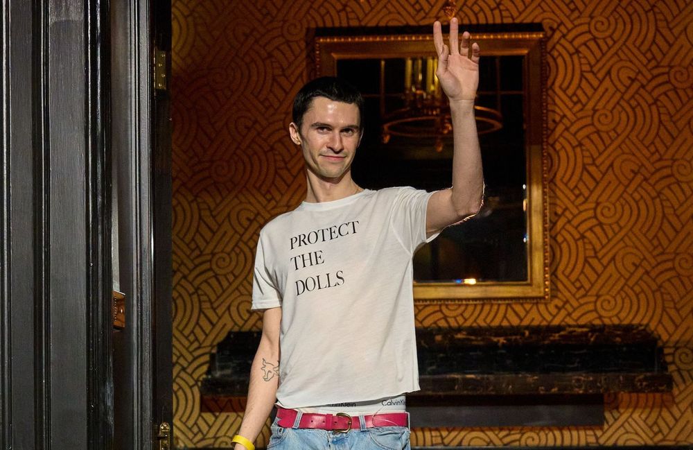 « Protect the Dolls » : pourquoi tout le monde parle de ce tee-shirt à message ?