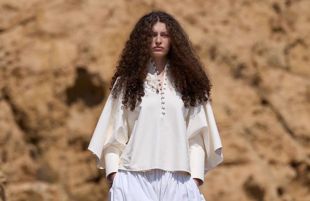 À 16 ans, Athéna, la fille de Laetitia Casta fait une entrée remarquée dans la mode en défilant pour Jacquemus