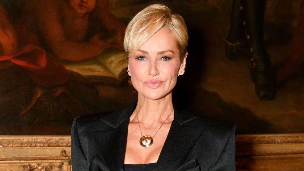 Adriana Karembeu (54 ans) : son décolleté XXL et son soutien-gorge apparent électrisent la Toile
