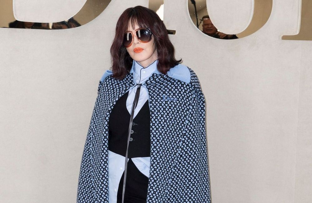Isabelle Adjani change de couleur de cheveux et confirme la coloration tendance de l’automne