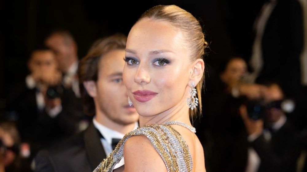 Ester Expósito divine dans sa robe au ras des cuisses, la chérie de Kylian Mbappé fait tourner les têtes avec sa renversante silhouette