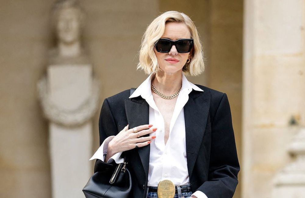Blazer, chemise blanche et jean droit : Naomi Watts adopte l'uniforme de la Parisienne au défilé Celine