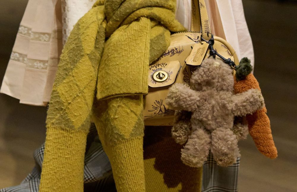 Charms, accessoires, chaussures … Comment nos jouets d’enfance sont devenus le nouveau cool des podiums ?