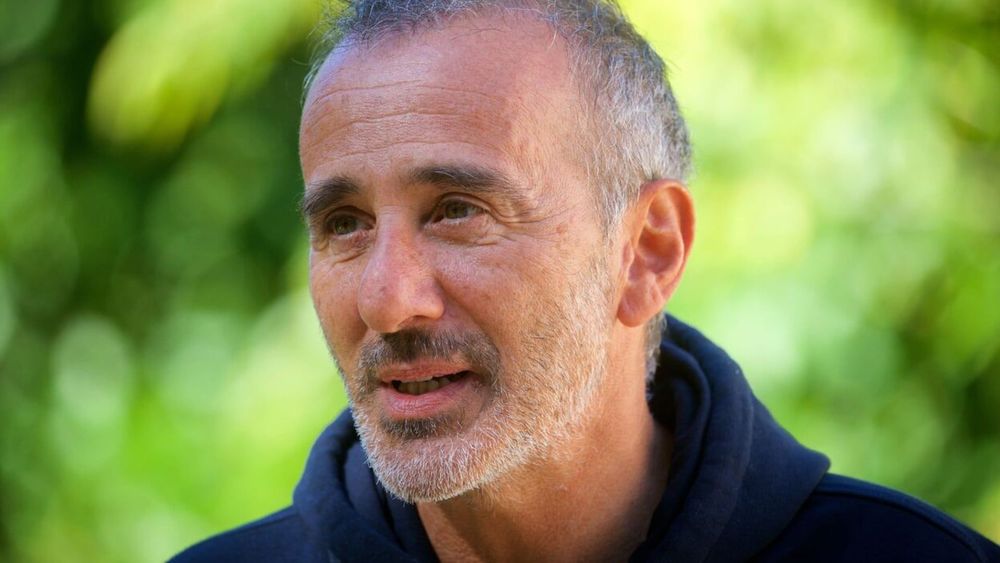 "J'essaie de profiter" : Elie Semoun se livre comme jamais sur sa nouvelle paternité à 62 ans