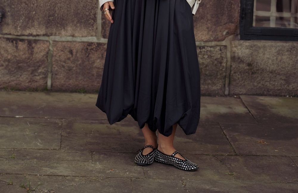 Jupe midi et ballerines : le combo qui signe l’uniforme chic de l’été