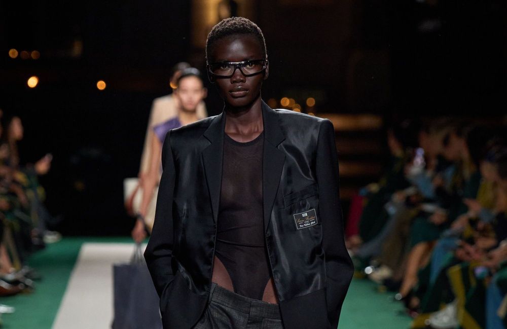 Sur les podiums, une nouvelle façon de porter ses vêtements fait grand bruit
