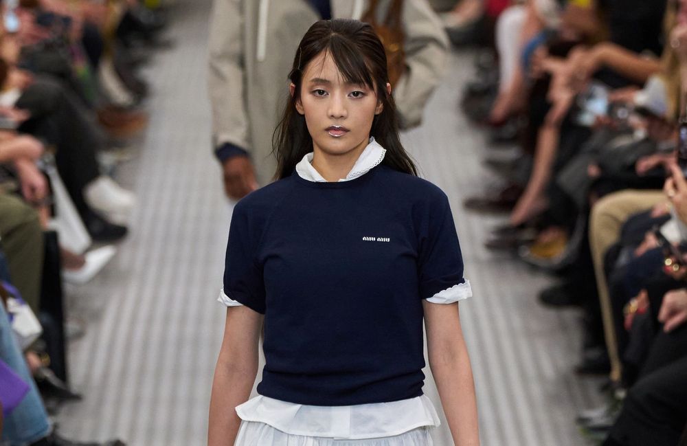 T-shirt sur t-shirt : cette tendance oubliée que personne n’avait vue venir cet été