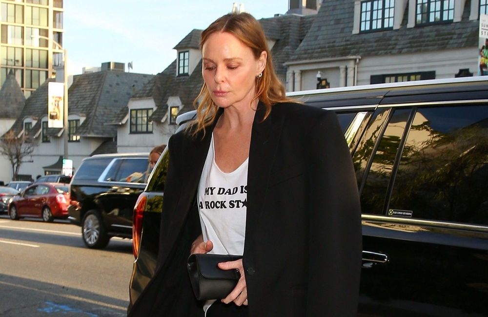 Stella McCartney rend hommage à son père, Paul McCartney, avec un t-shirt à message