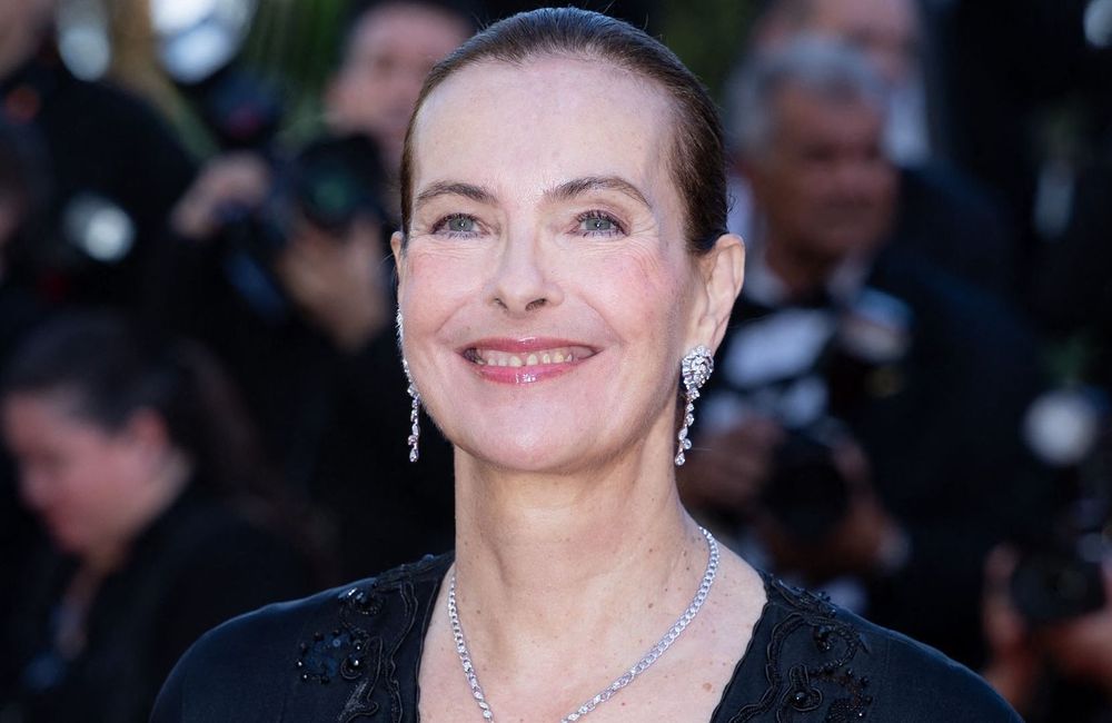 « Je joue une écolo légèrement nymphomane » : Carole Bouquet explique les raisons de son changement capillaire