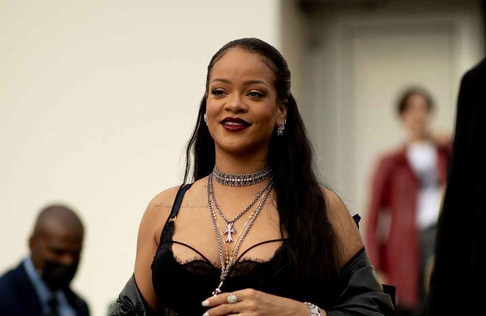 Rihanna remet le « messy bun » de jeune maman au goût du jour sur un tapis rouge