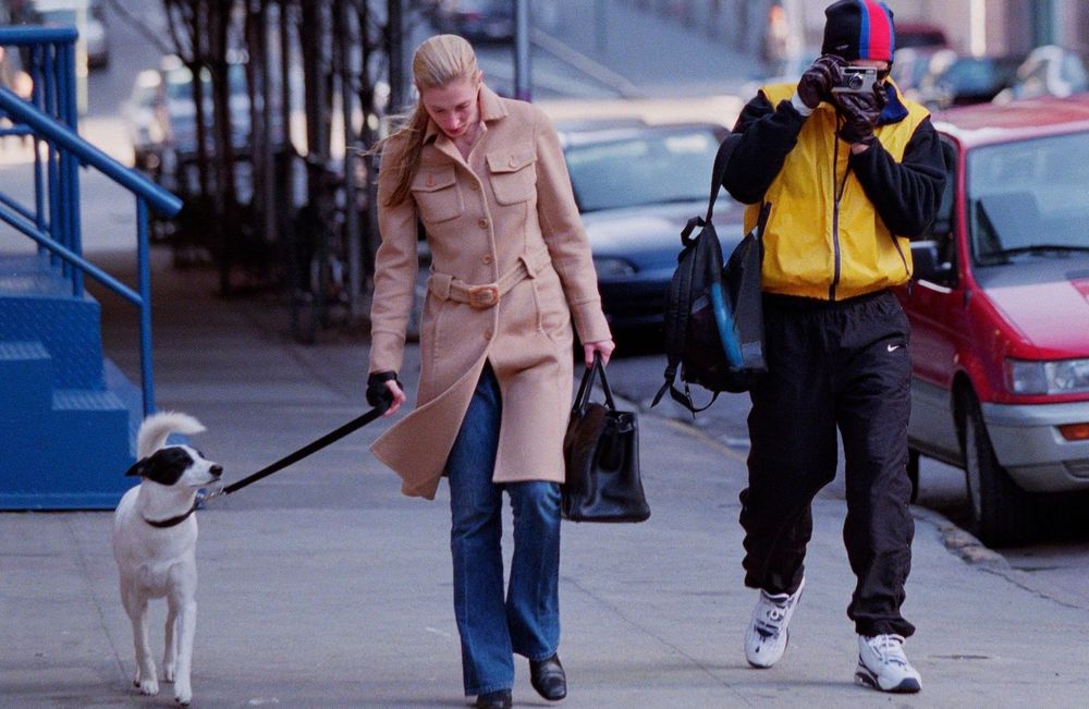 Carolyn Bessette-Kennedy : son manteau culte affole les enchères (et pulvérise son estimation)