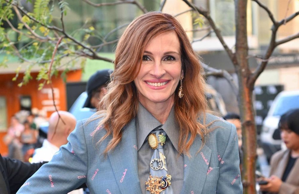 Longueurs ondulées et raie au milieu : Julia Roberts opte pour la coiffure adorée de la Gen Z