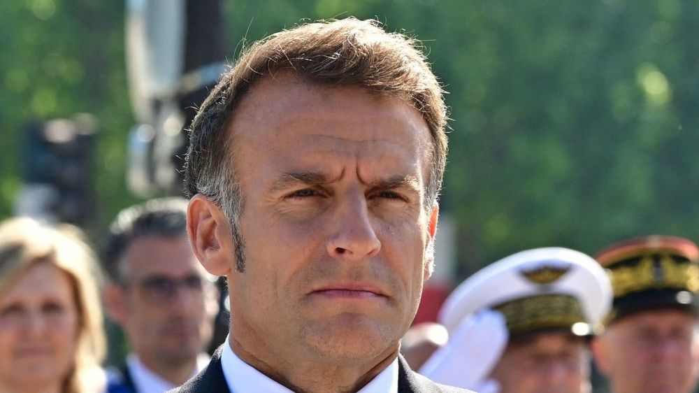 Emmanuel Macron "exaspéré" après une question très osée de Léa Salamé : "Je le regrette"