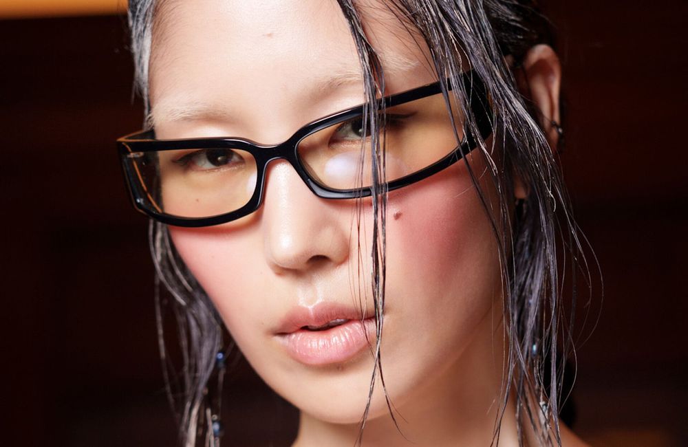 Au Japon, des lunettes avec blush intégré promettent de se passer de maquillage