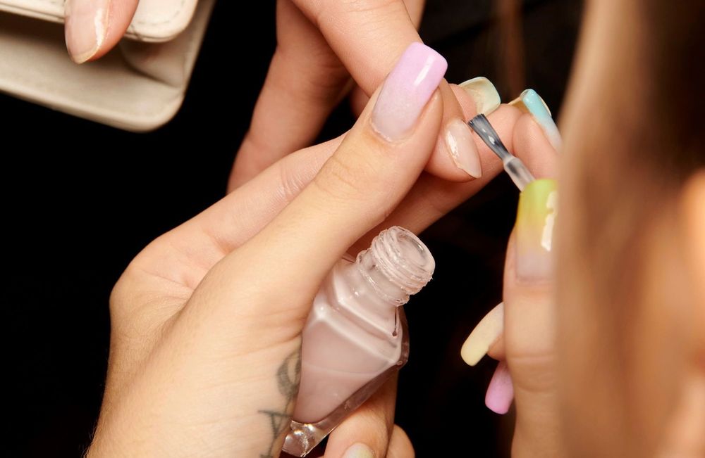 Vous faites ce geste en mettant votre vernis ? Voici pourquoi il l’abîme plus vite !