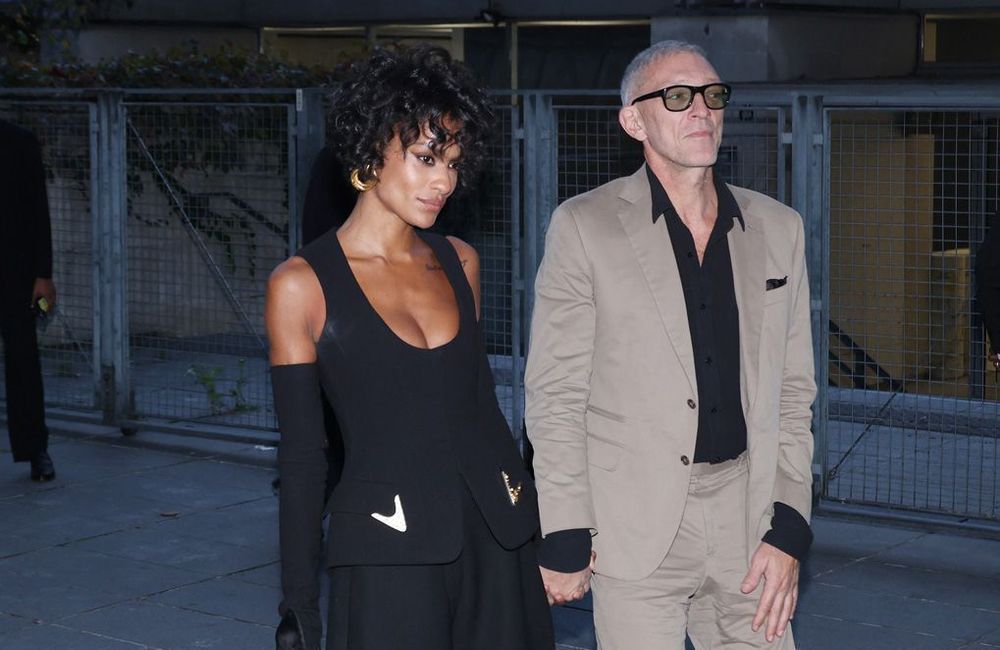 En costume beige et look monochrome noir, Vincent Cassel et Narah Baptista attirent les regards chez Schiaparelli