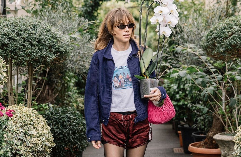 Suki Waterhouse nous montre comment porter le track short à la rentrée