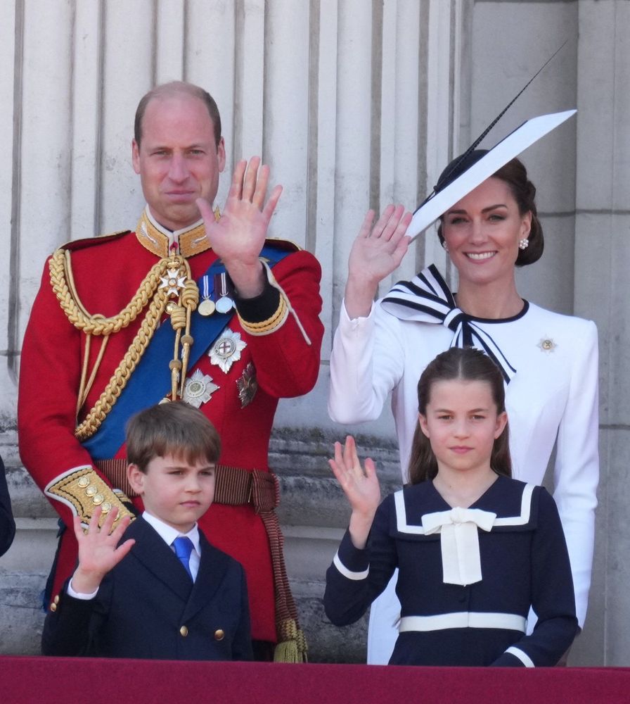 Kate Middleton ovationnée lors de son arrivée sur le balcon de Buckingham