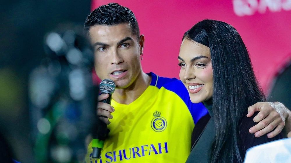 « Oui, je le veux. Dans celle-ci et dans toutes mes vies » : Cristiano Ronaldo et Georgina Rodriguez enfin fiancés après 8 ans d'amour