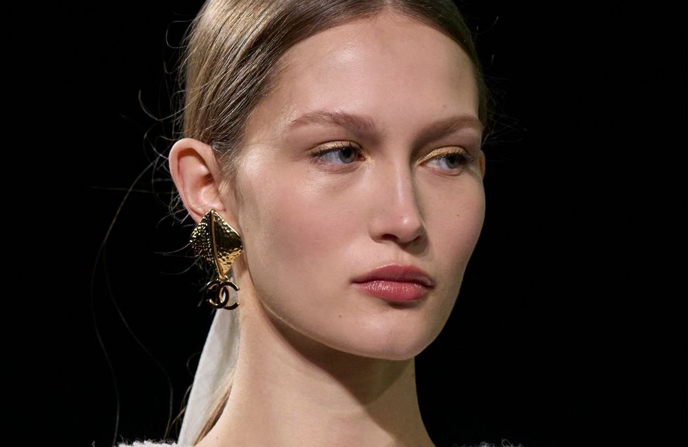 Qu’est-ce que le Reverse Contour ? Cette astuce makeup qui lifte et illumine le visage