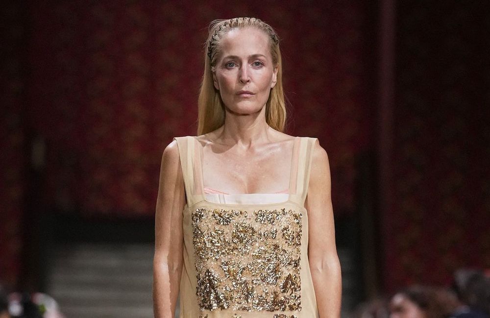 À 57 ans, Gillian Anderson crée la surprise en clôturant le défilé Miu Miu