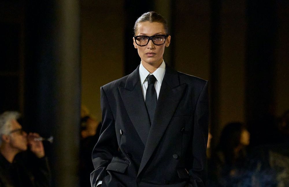 Après deux ans d'absence, Bella Hadid signe son retour sur le podium de Saint Laurent
