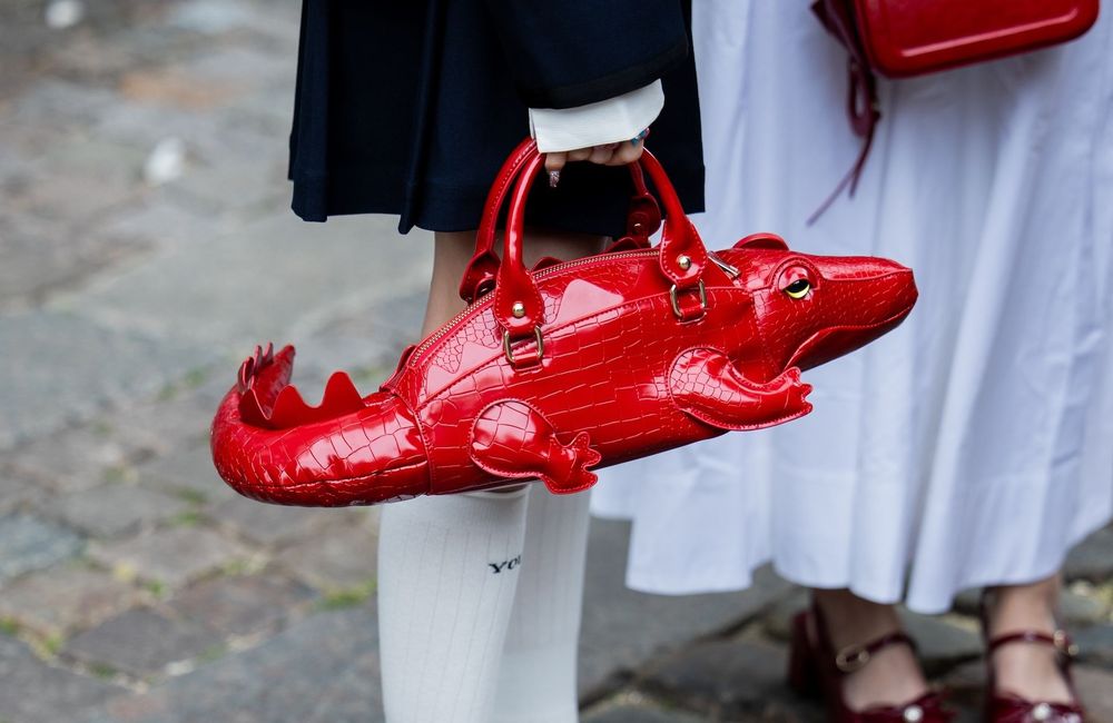 Régressive et ludique, cette tendance sac donne du mordant à nos looks