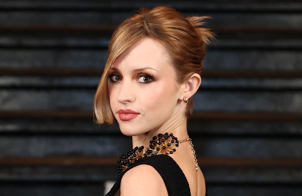 Mèche sur le côté et chignon ultra glamour, Angèle a fait sensation au défilé Chanel