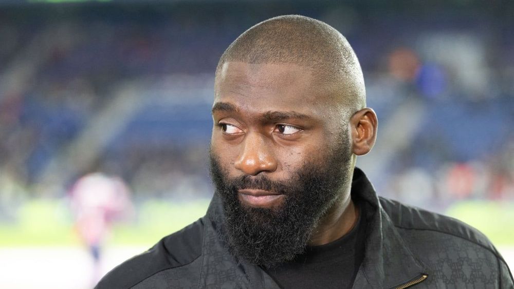"Sois un homme" : Cédric Doumbé (32 ans) dérape en plein Euro féminin, ses propos déclenchent un tollé