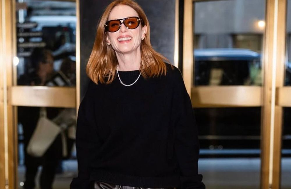 En pantalon en cuir et pull oversize, Julianne Moore signe le combo parfait pour réchauffer nos looks d'automne
