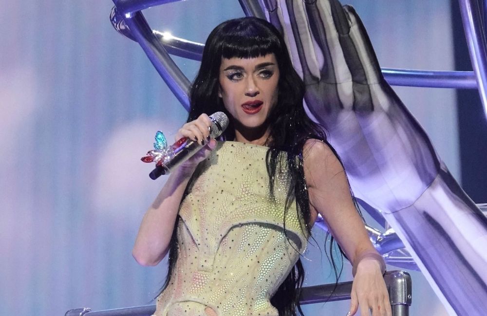 Katy Perry : une fan fait un malaise sur scène, elle lui vient en aide