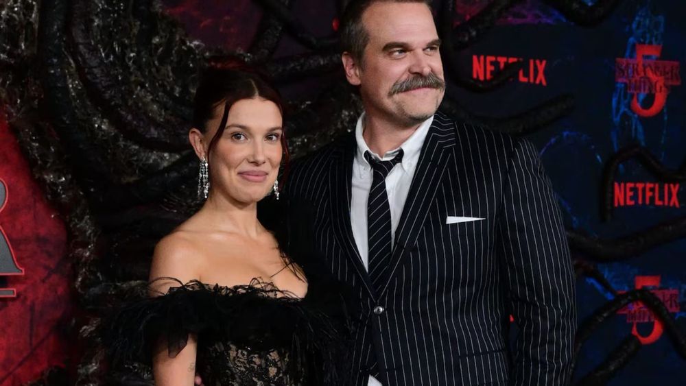 Stranger Things : après la plainte de Millie Bobby Brown contre David Harbour, les deux acteurs apparaissent ensemble pour l’avant-première de la série