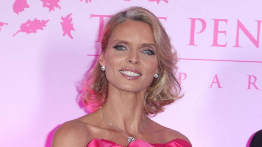 "Quelle femme incroyable" : à 46 ans, Sylvie Tellier rayonne en maillot de bain et sans maquillage, les internautes sont sous le charme