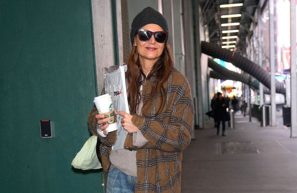 Katie Holmes prouve que la chemise à carreaux est la pièce clé d'un look à la fois décontracté et chic