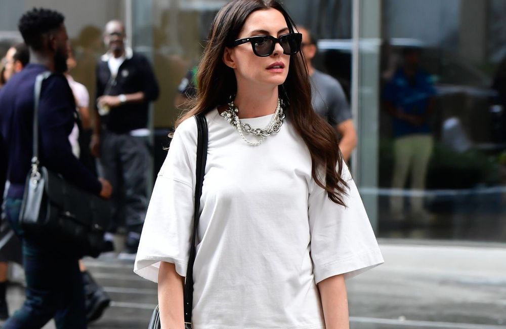 À en croire Anne Hathaway, et son personnage Andrea Sachs, voici comment porter le jean blanc en 2025