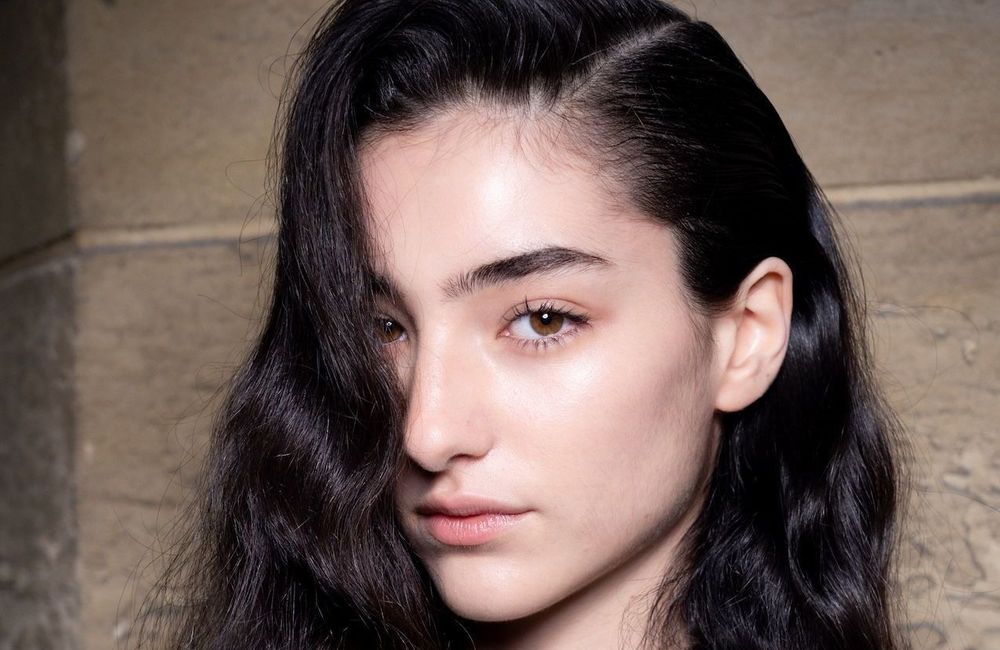 Lisser ses cheveux bouclés sans les casser : les erreurs à éviter absolument