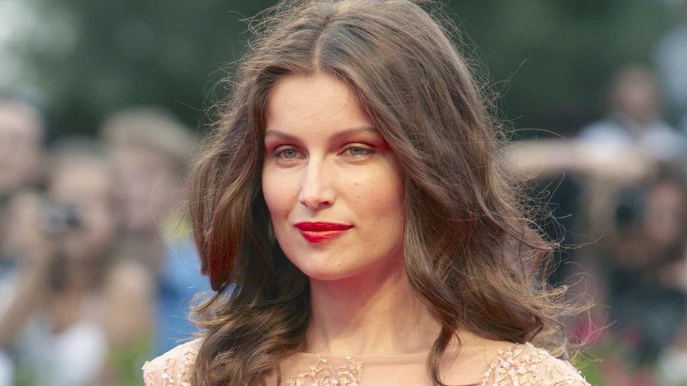 Laetitia Casta (48 ans) ultrasexy en bikini : son décolleté plongeant affole la Toile