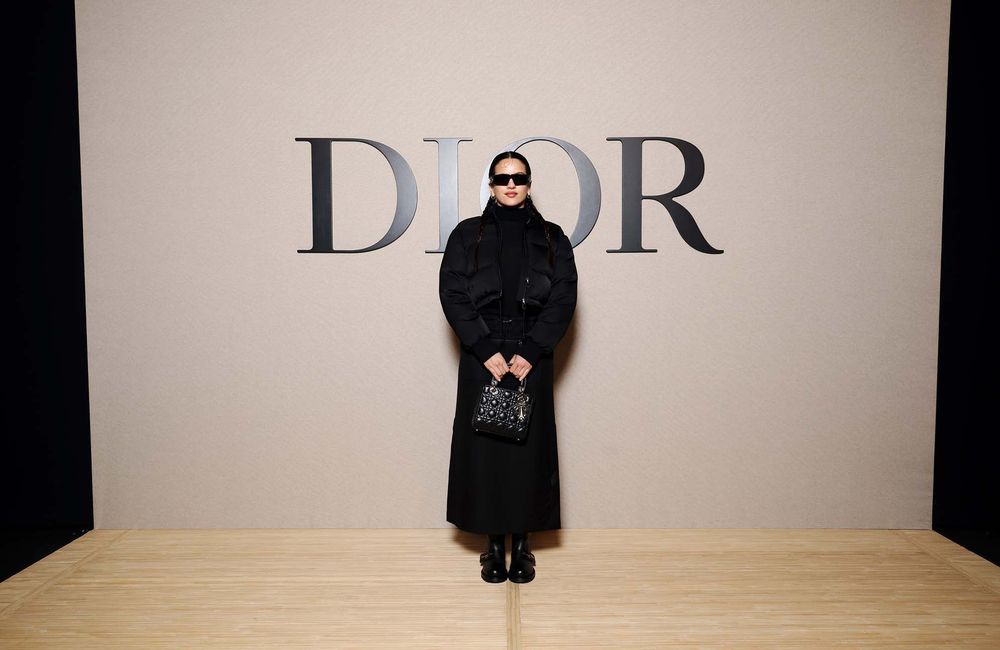 ELLE Debriefe – Fashion Week jour 1 : Berlines noires, nudités sulfureuses et la bombe Rosalía chez Dior