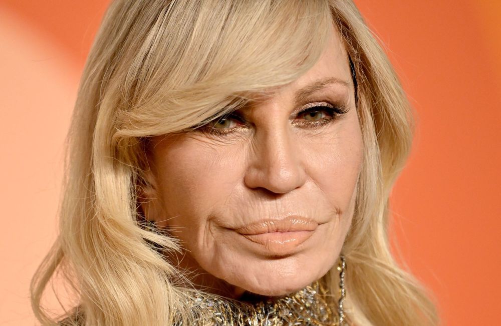 Donatella Versace quitte la direction artistique de la maison Versace, Dario Vitale lui succède