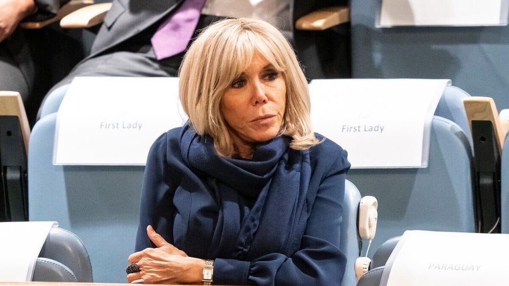 Vous l'ignorez, Brigitte Macron porte 2 alliances, elle est liée à la femme de sa vie : "Elle est avec moi tous les jours"