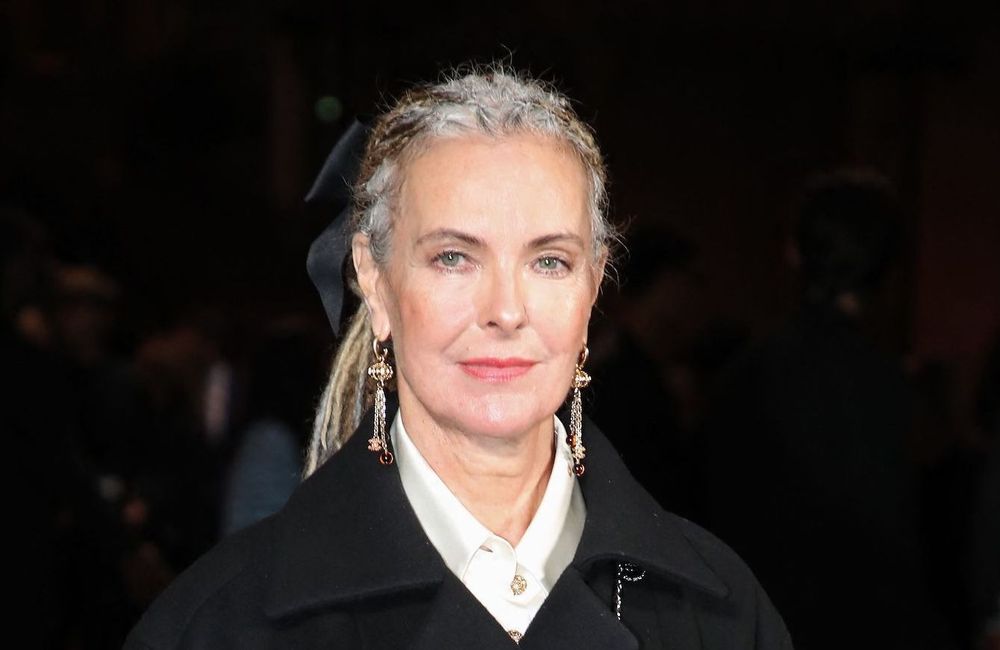 Tresses plaquées et cheveux gris : Carole Bouquet créer la surprise au défilé Chanel
