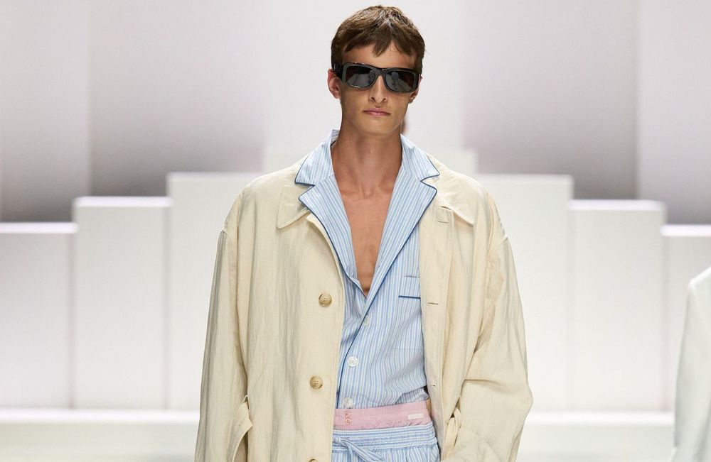 Vu au défilé Dolce & Gabbana, la tendance pyjama s’invite en ville comme au bureau